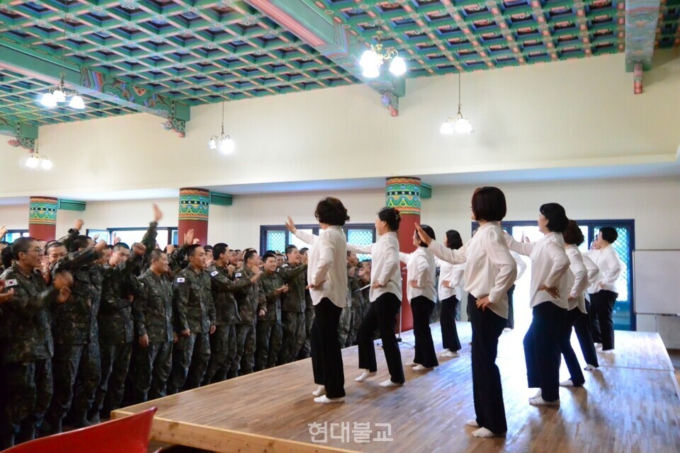 수계법회 후 진행된 위문행사에서 공연하고 있는 선운사 보은합창단