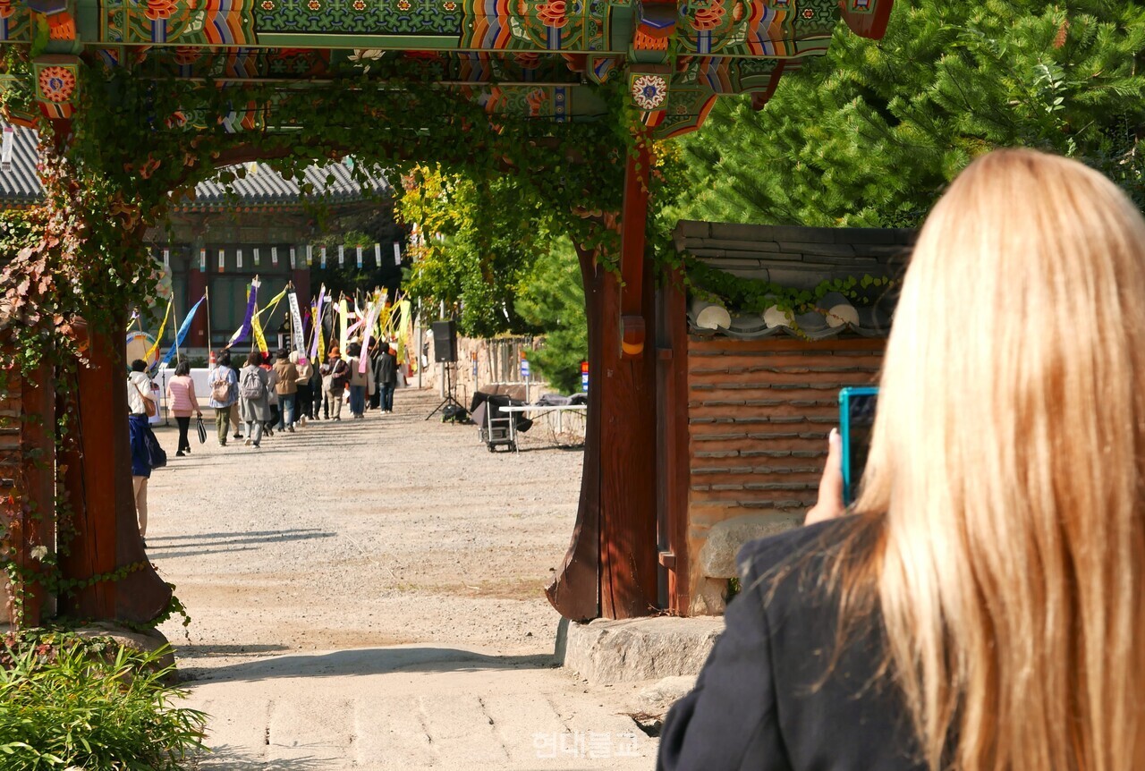 봉은사를 찾은 외국인 관광객이 봉은사 생전예수재 회향 의식을 사진에 담고 있다. 