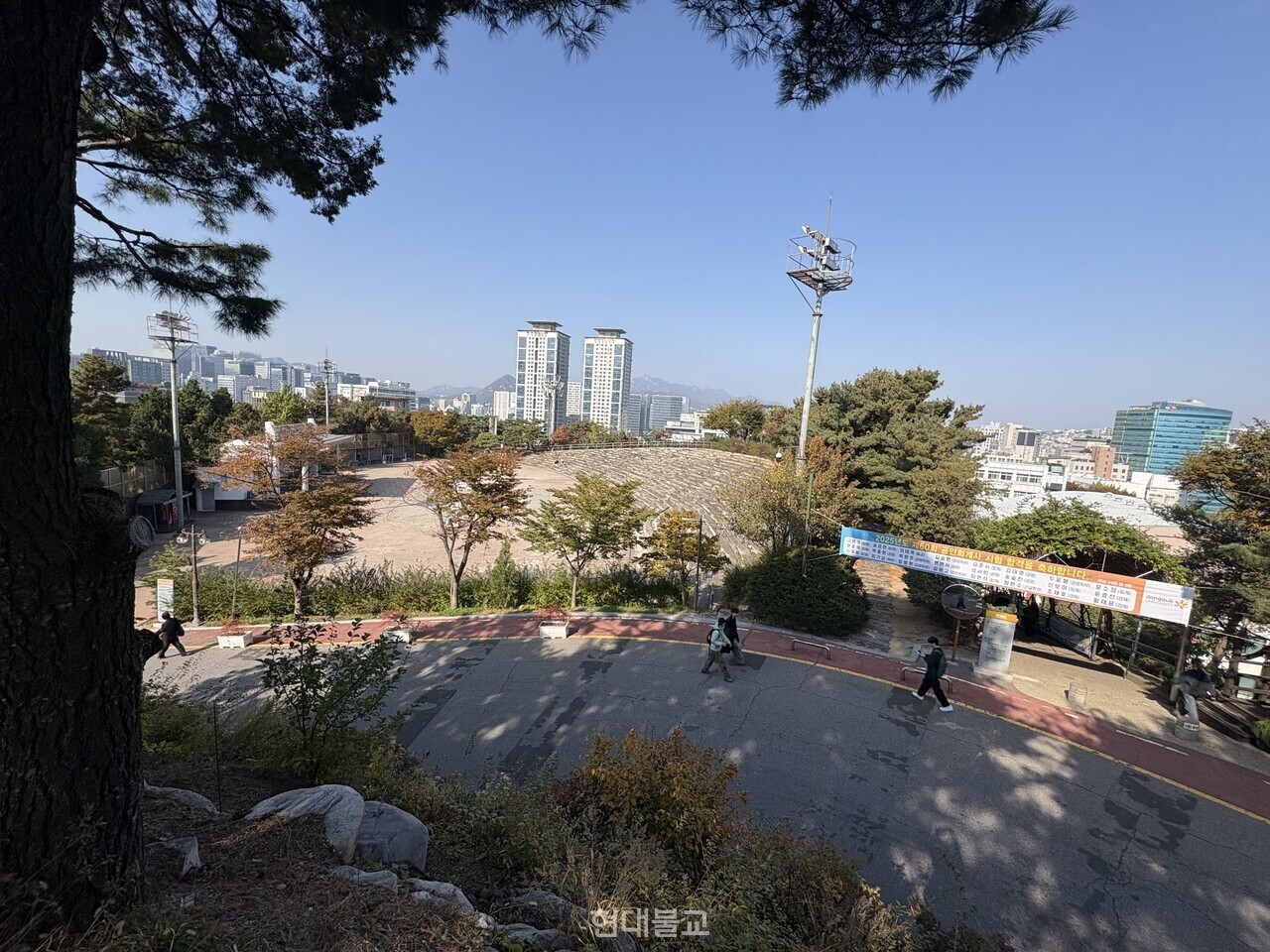 만해동산서 내려본 만해광장.