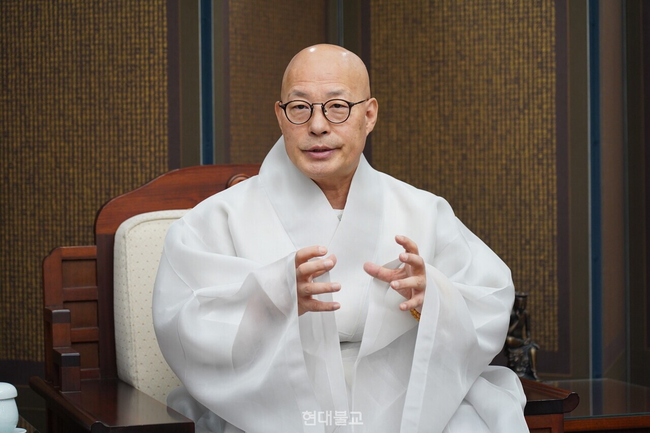 조계종 총무원장 진우 스님은 ‘현대인의 삶 속에서 불교의 지혜를 어떻게 실천할 수 있는가’에 방점을 두고  불교 고전을 풀이하고 있다.