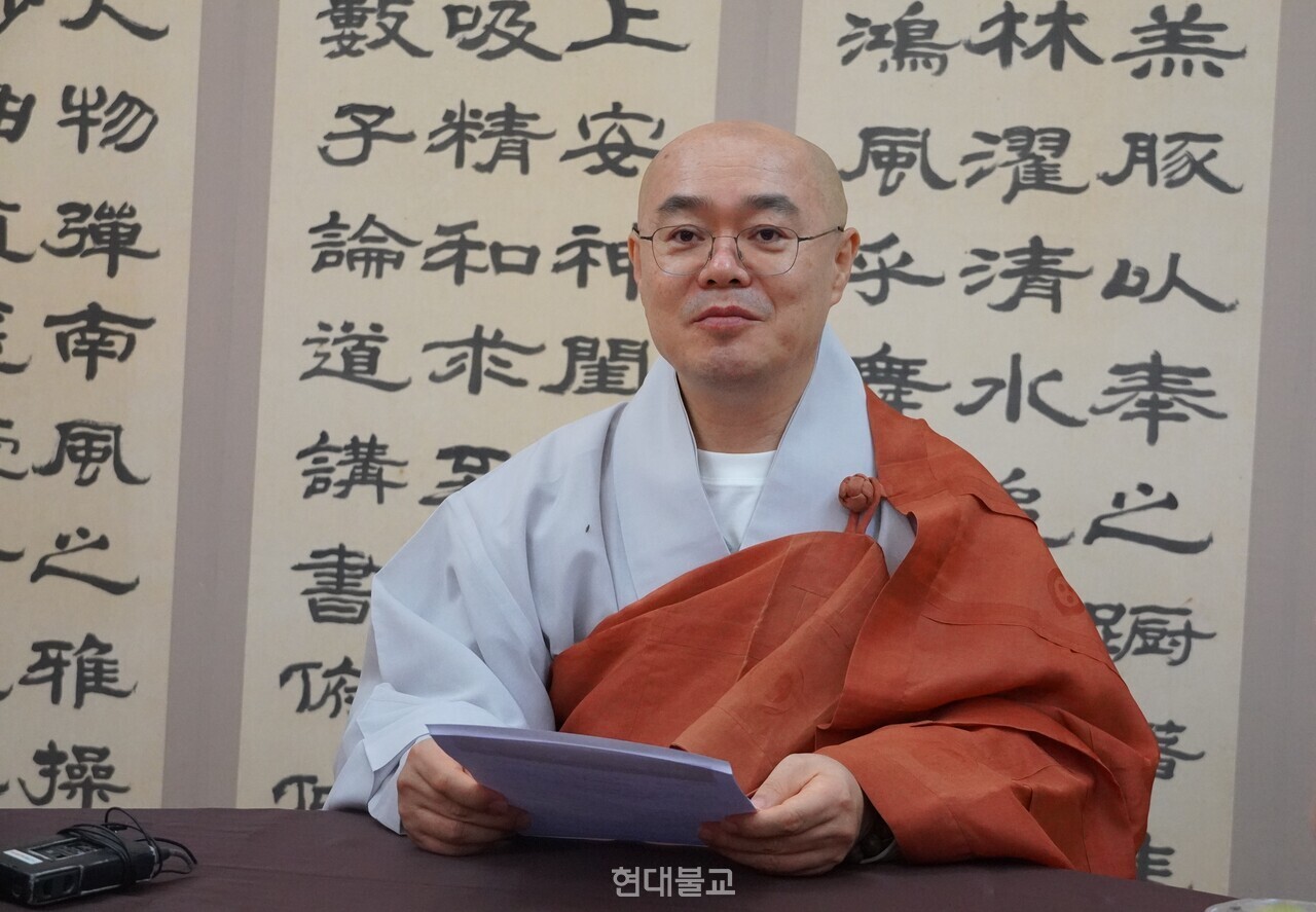 경찰이 11월 7일 조계종 제17교구본사 금산사를 압수수색한 가운데 조계종이 깊은 유감을 표하고 공정한 수사를 당부했다. 사진은 7일 오후 열린 기자간담회에서 입장문을 발표하는 조계종 대변인 묘장 스님(조계종 기획실장).