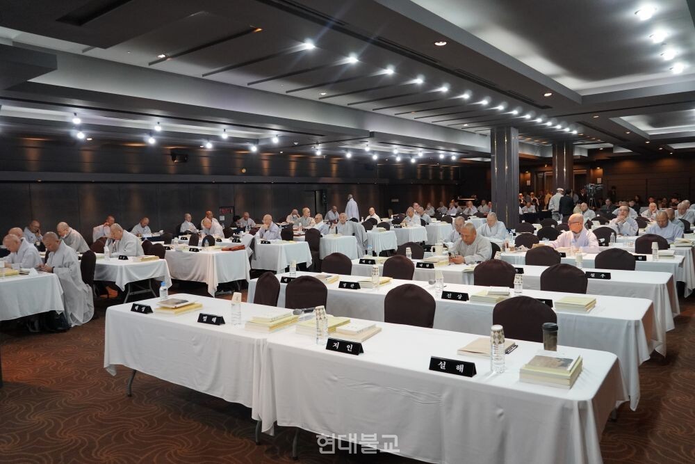 점심 공양 이후 재개된 회의에는 재적의원 81명 중 33명만이 참석해 정족수를 채우지 못했다.