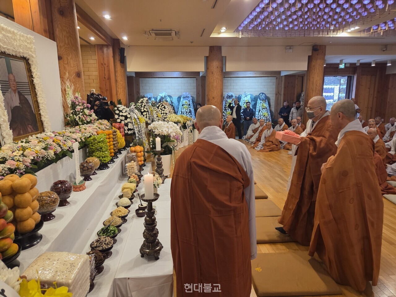 전등사 회주 장윤 스님이 서운 대종사 영전에 문집을 봉정하고 있다.