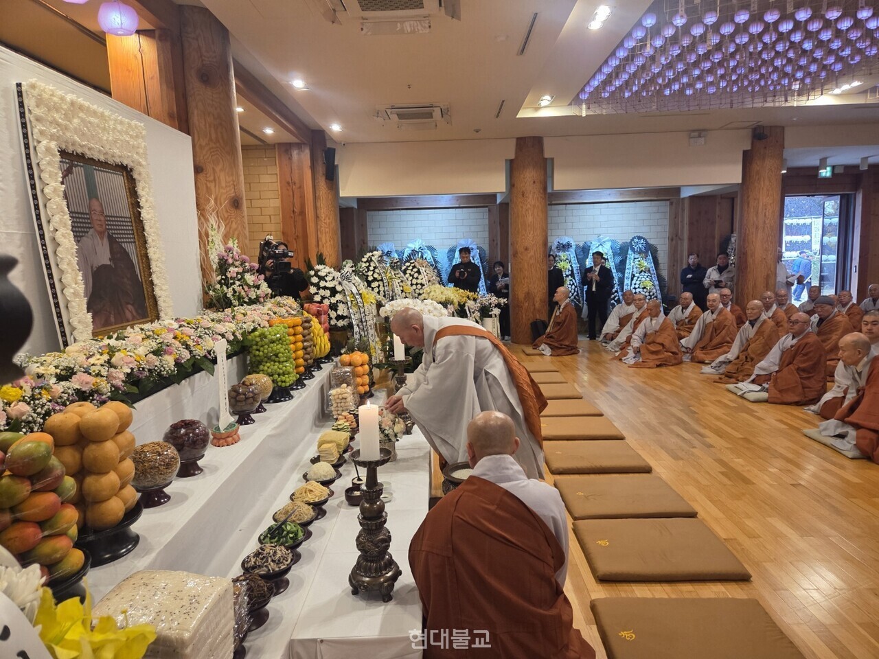 제산문도회 대표 법등 스님의 헌화.