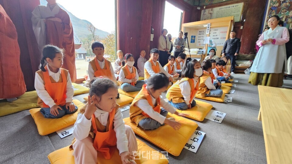 이날 수계법회에는 선운교육문화회관 어린이 청소년법회 회원들과 군산 동국사 청소년들이 동참했다