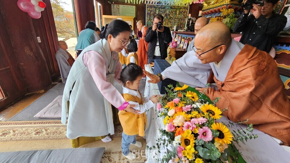 경우스님이 마정수기 의식을 하고 있다