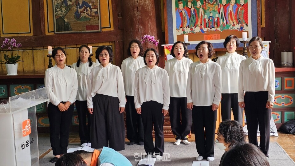선운사 보은합창단이 축가를 부르고 있다