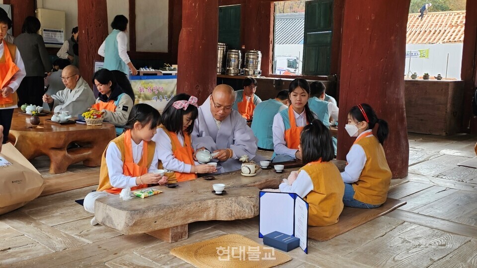 선운사 대중스님들과 어린이들이 다과를 나누고 있다
