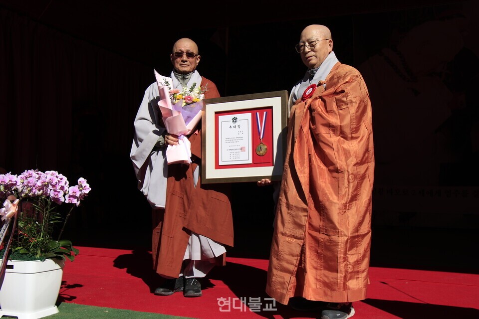 제2대 총재로 취임한 청운 스님이 세계법왕일붕문도중앙회장 정림 스님으로부터 선임패를 받고 있다.