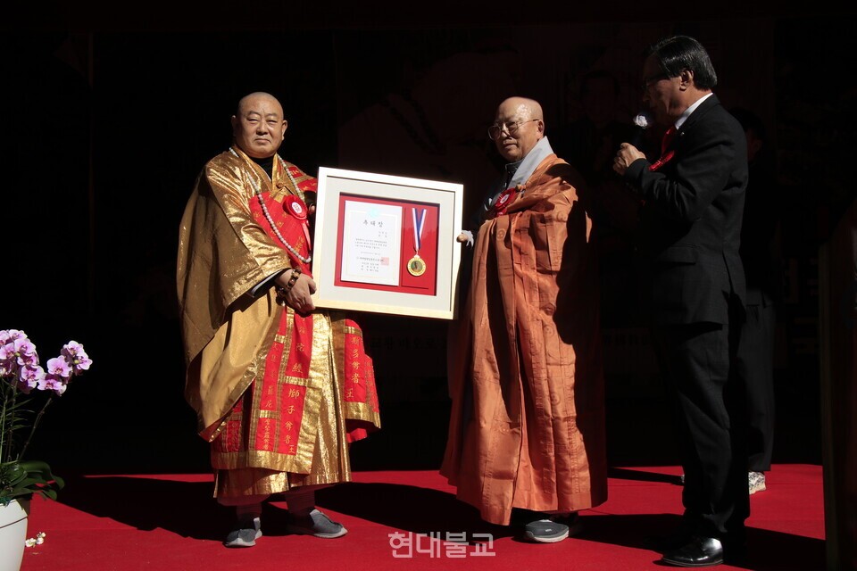 제2대 문장 청강 교령이 세계법왕일붕문도중앙회장 정림 스님으로부터 선임패를 받았다. 