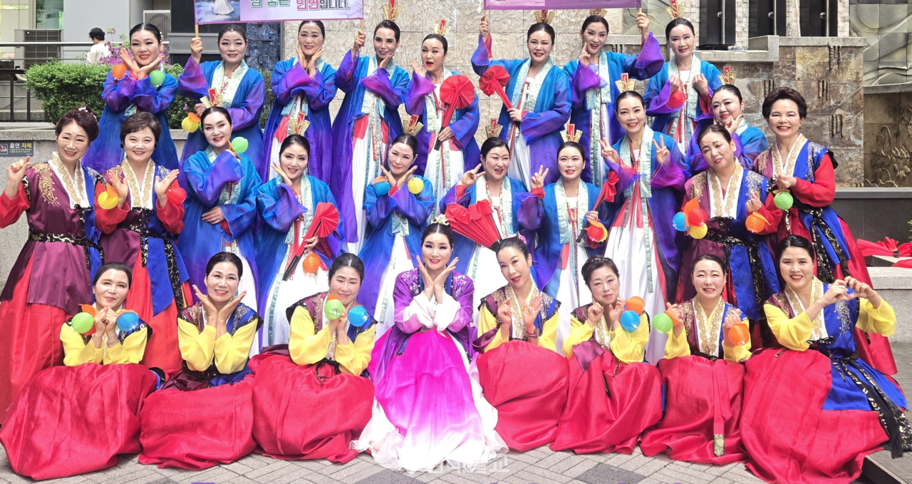 특별공로상을 수상한 마하무용단.