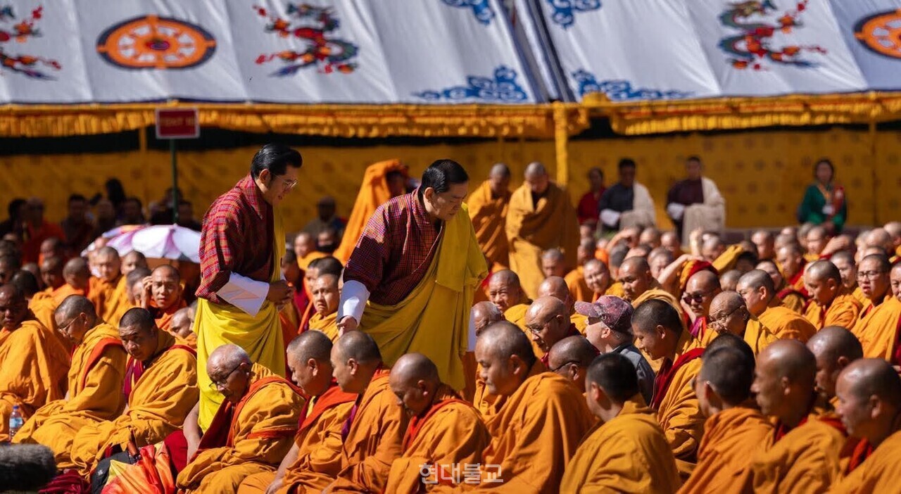 기도회에 참석한 스님들에게 인사하는 부탄의 현 국왕(좌)과 선왕(우). 사진출처=페이스북