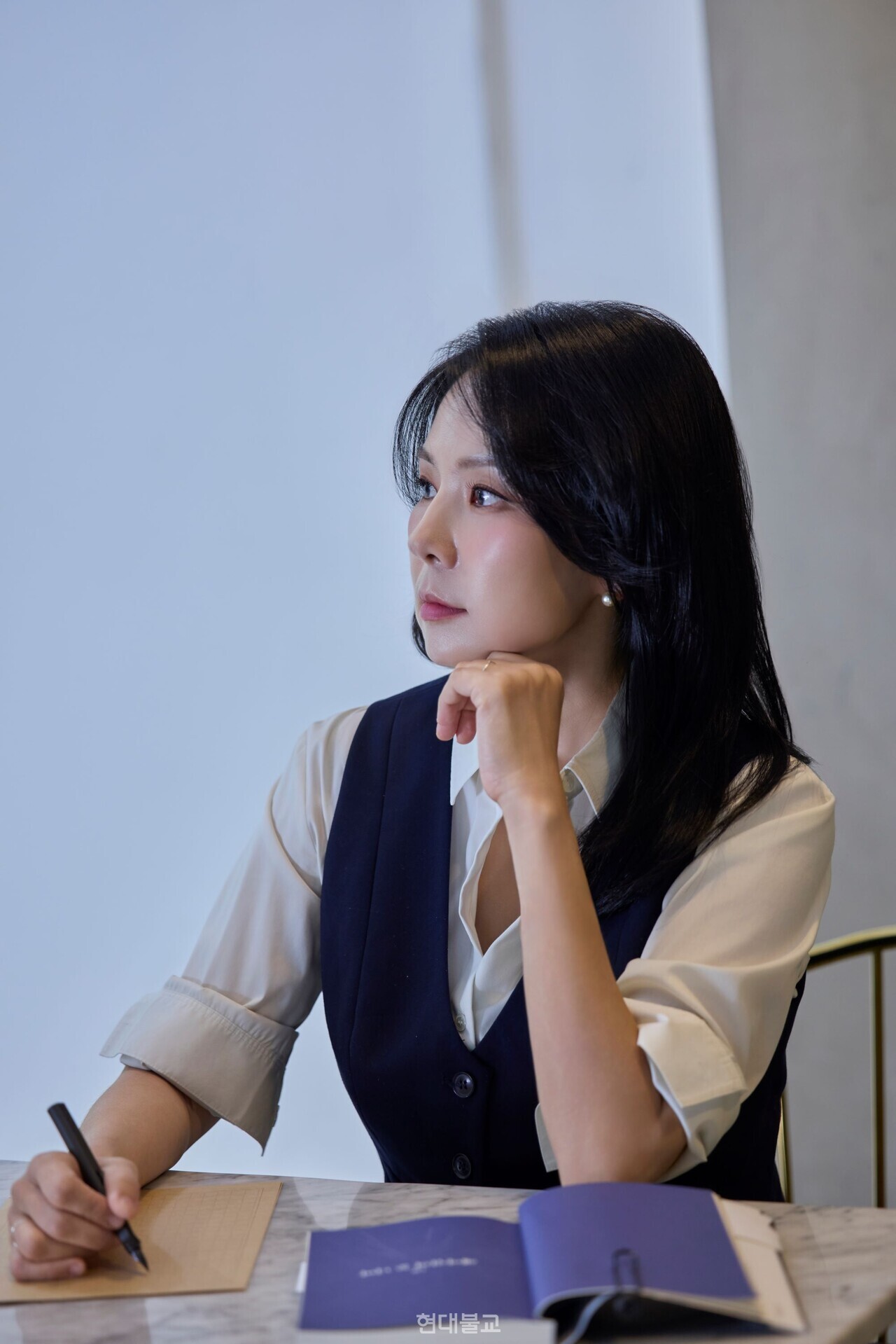 방송인에서 명상가로 변신한 곽정은 한양대 상담심리대학원 겸임교수는 삶의 주도권을 되찾기 위한 방법으로 알아차림을 제시한다. 사진 제공=김영사.