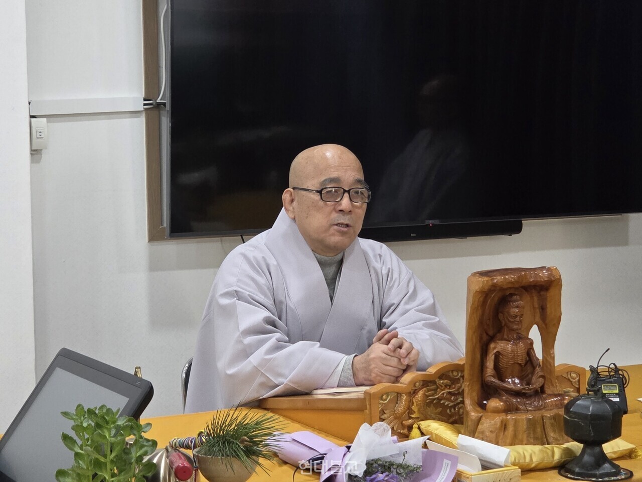 세화불학원의궤편찬위원회 의장 법안 스님(조계종 어산종장)이 11월 10일 열린 출판간담회에서 〈불학의범〉과 〈바웃다 일과〉 출간 의의를 설명하고 있다.