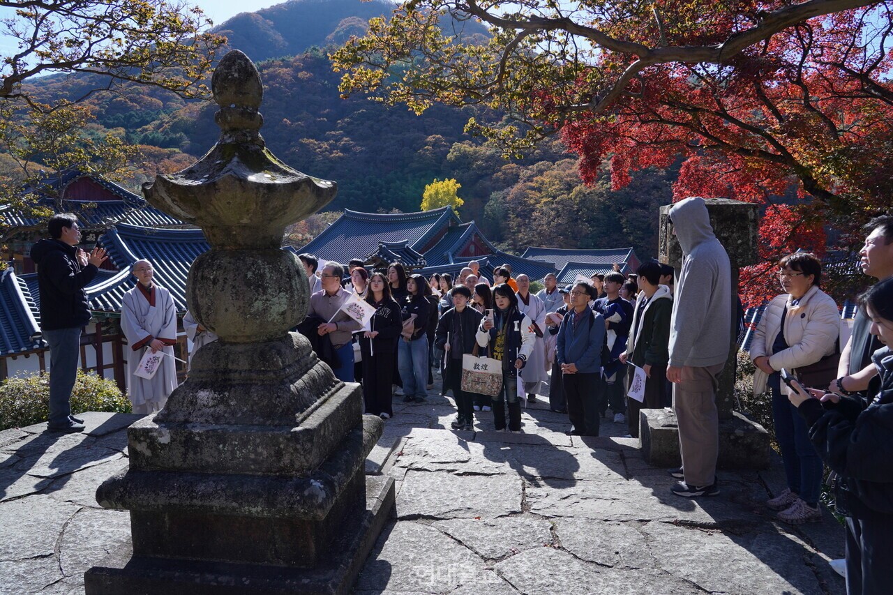 동국대 WISE캠퍼스 불교문화대학 불교학부는 11월 11일부터 13일까지 2박 3일간 삼보사찰 불적순례를 진행했다. 사진은 송광사 경내 지눌 스님 감로탑을 답사하는 학생들의 모습