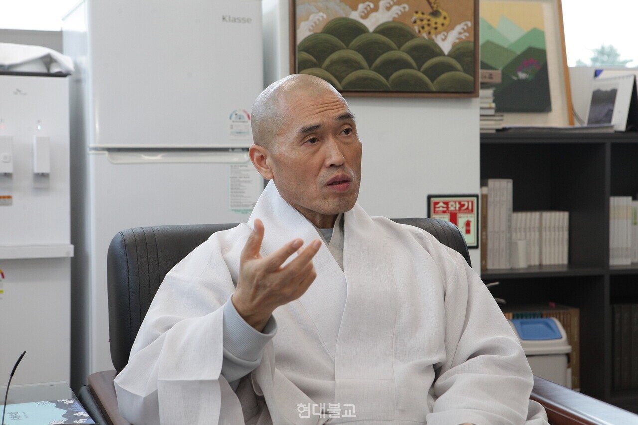 정오 스님은… 1989년 8월 벽파 스님을 은사로 출가해 1990년 1월 사미계를, 1993년 10월 비구계를 수지했다. 이후 제방선원에서 13안거를 성만하며 수행 정진했고, 2008년부터 2012년까지 범어사 원주 소임을 맡았다. 제15·16대 중앙종회의원을 역임했고 2012년부터 2019년까지 기장 장안사 주지로서 도량을 이끌었다. 현재 금정총림 범어사 주지이자 부산불교연합회 회장을 맡고 있으며, 사단법인 부산박물관협의회 초대 회장(이사장), 사회복지법인 범어 대표이사, 학교법인 원효학원 이사장(해동중학교)과 금정학원 이사장(금정중학교)으로 재직 중이다.