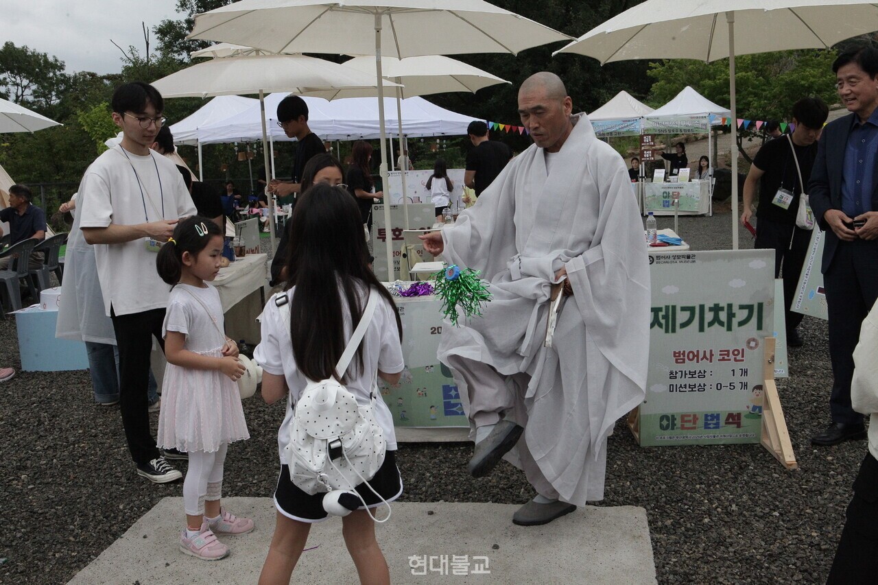 범어사는 시민들이 언제든 찾아와 몸과 마음을 쉬어 갈 수 있도록 다양한 참여 프로그램을 개최하고 있다. 사진은 올해 9월 열린 가족문화축제.