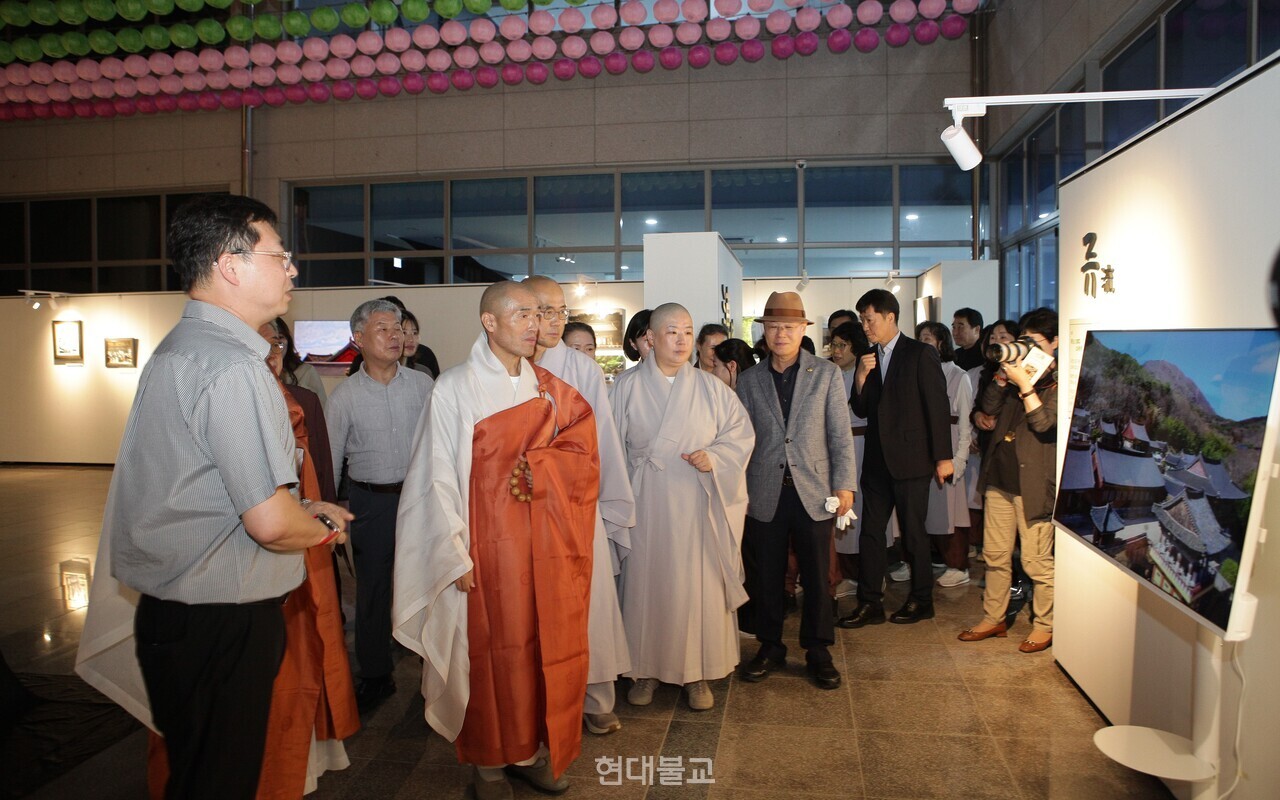 광복 80주년을 맞는 올해, 호국사찰 범어사는 ‘독립문화제 사진전’을 열고 범어사의 근현대사와 호국정신을 되새겼다.