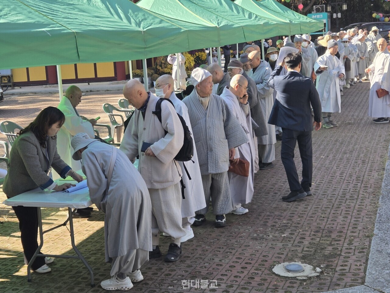 11월 14일 동화사 주지후보 선출을 위한 산중총회에 참석한 스님들이 점명부에 서명하고 있다 .