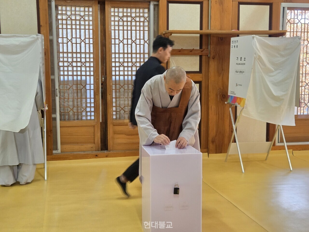 동화사 주지 직무대행 법민 스님이 투표를 하고 있다.