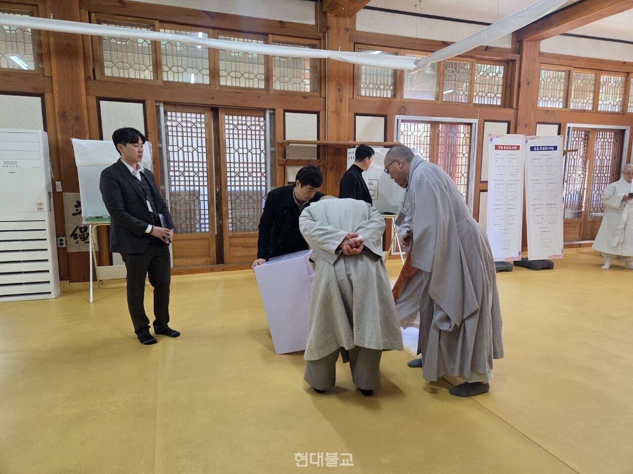 투표 참관인 스님들이 선거 전 투표함을 확인하고 있다.