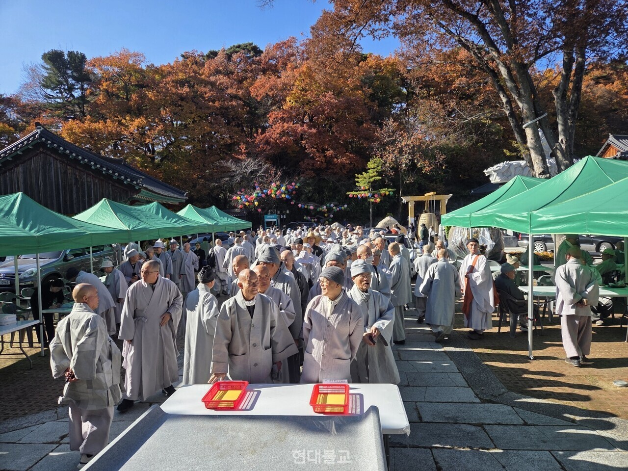 투표를 위해 준비 중인 스님들.