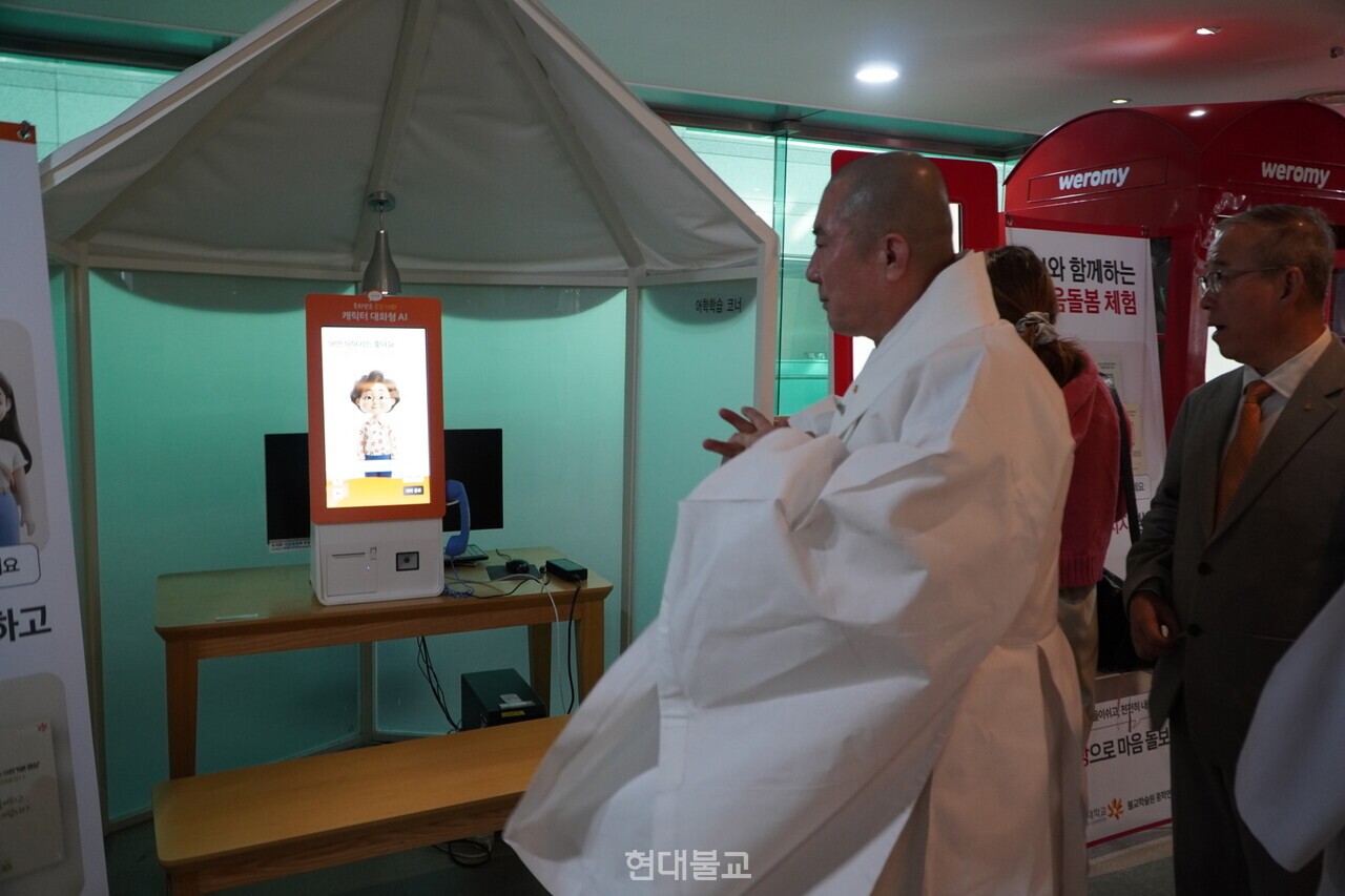 학교법인 동국대 이사장 돈관 스님이 행사장을 라운딩하고 있다. 