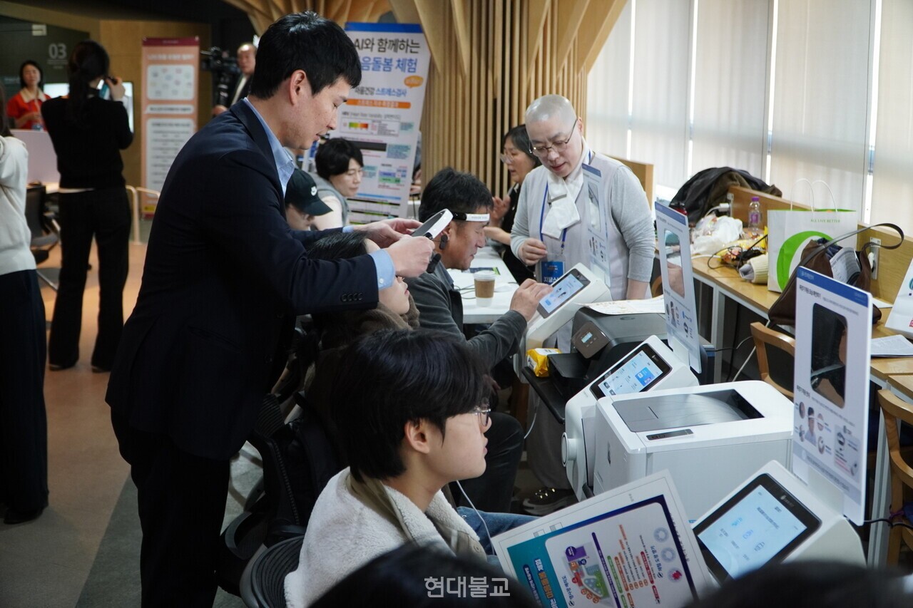 B존 ‘디지털 마음진단’을 체험하는 학생들. 