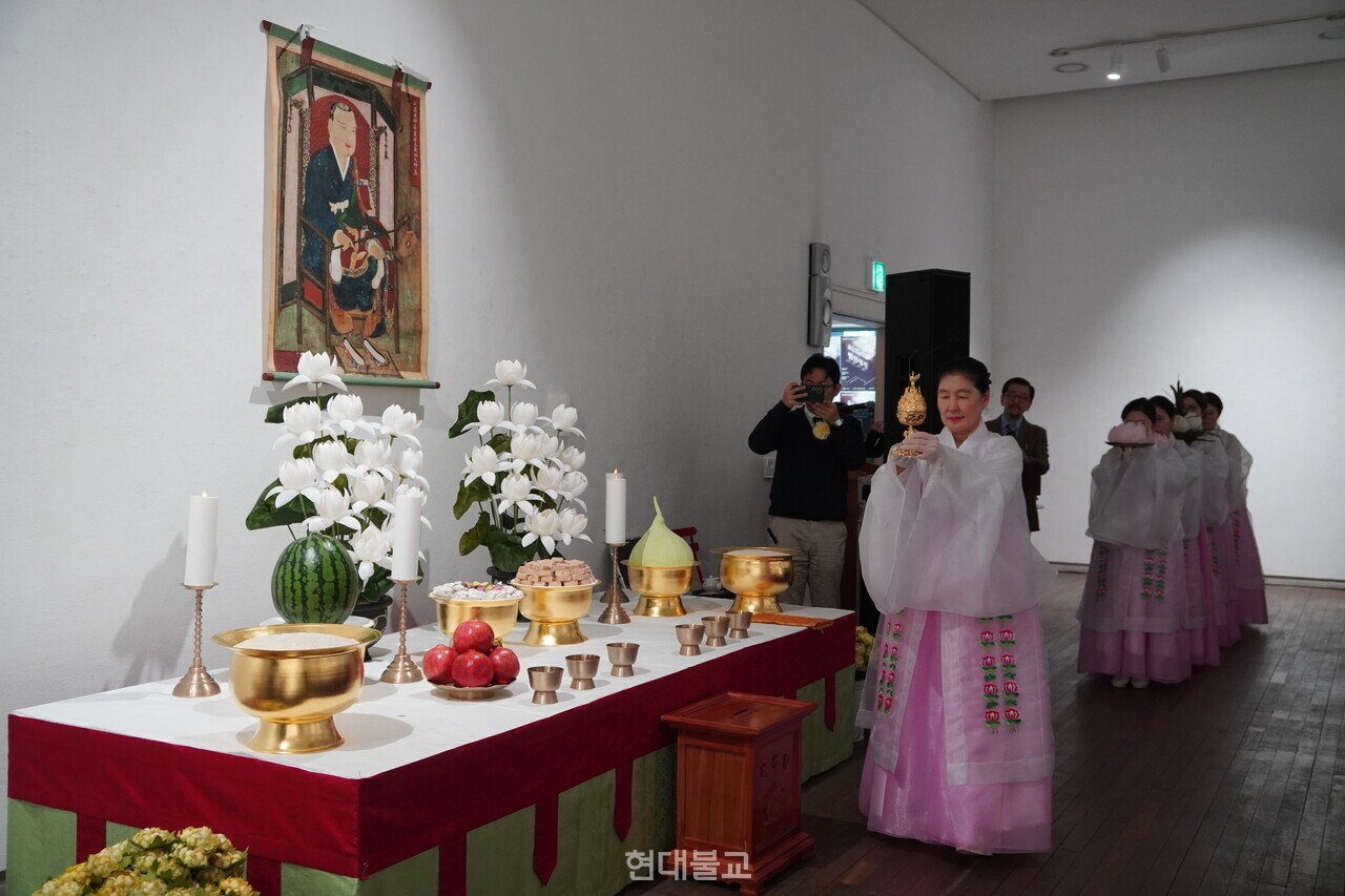 육법공양 모습.