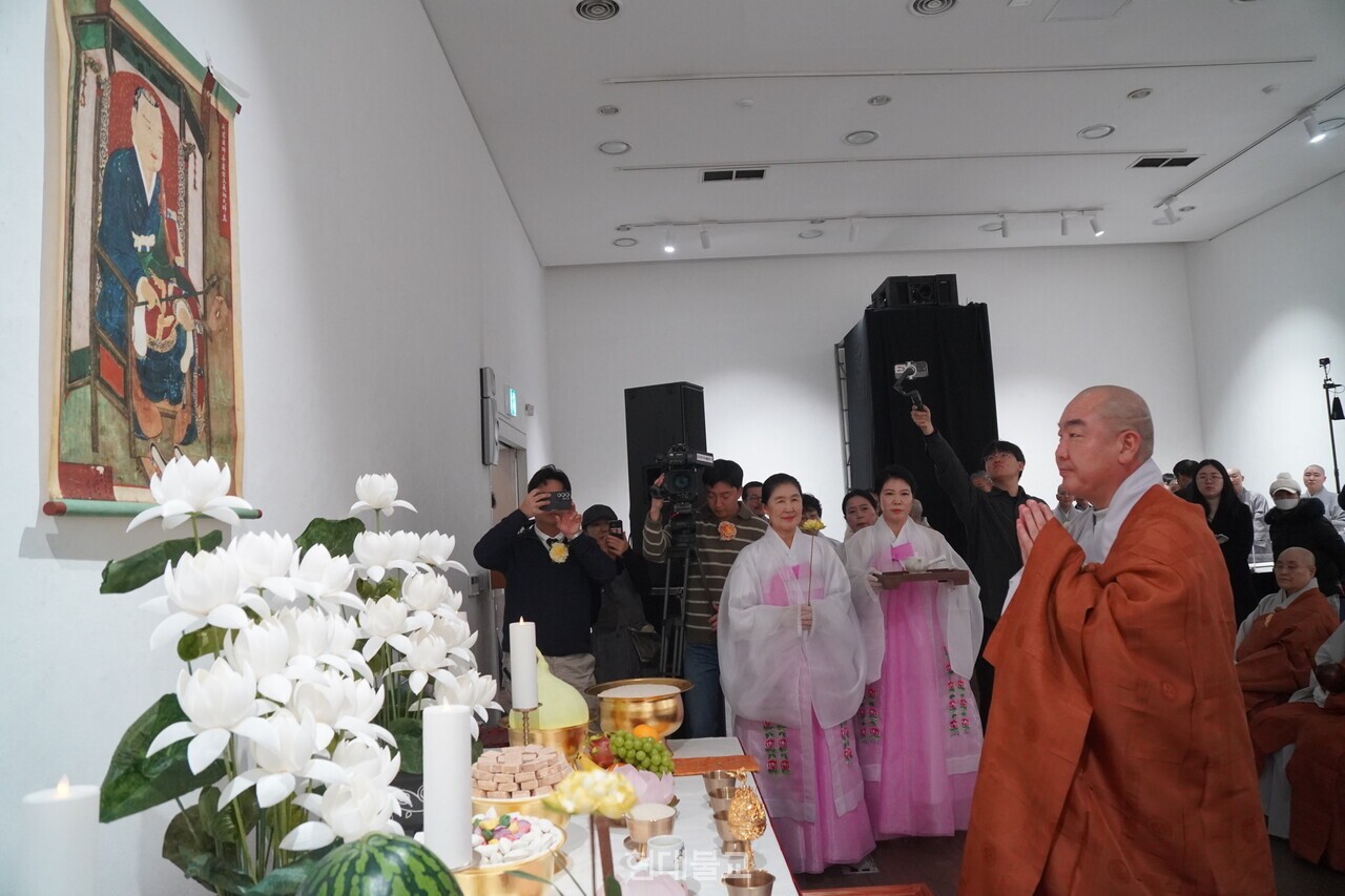 우석 스님이 의상 스님 진영에 향을 올리며 예를 다하고 있다.