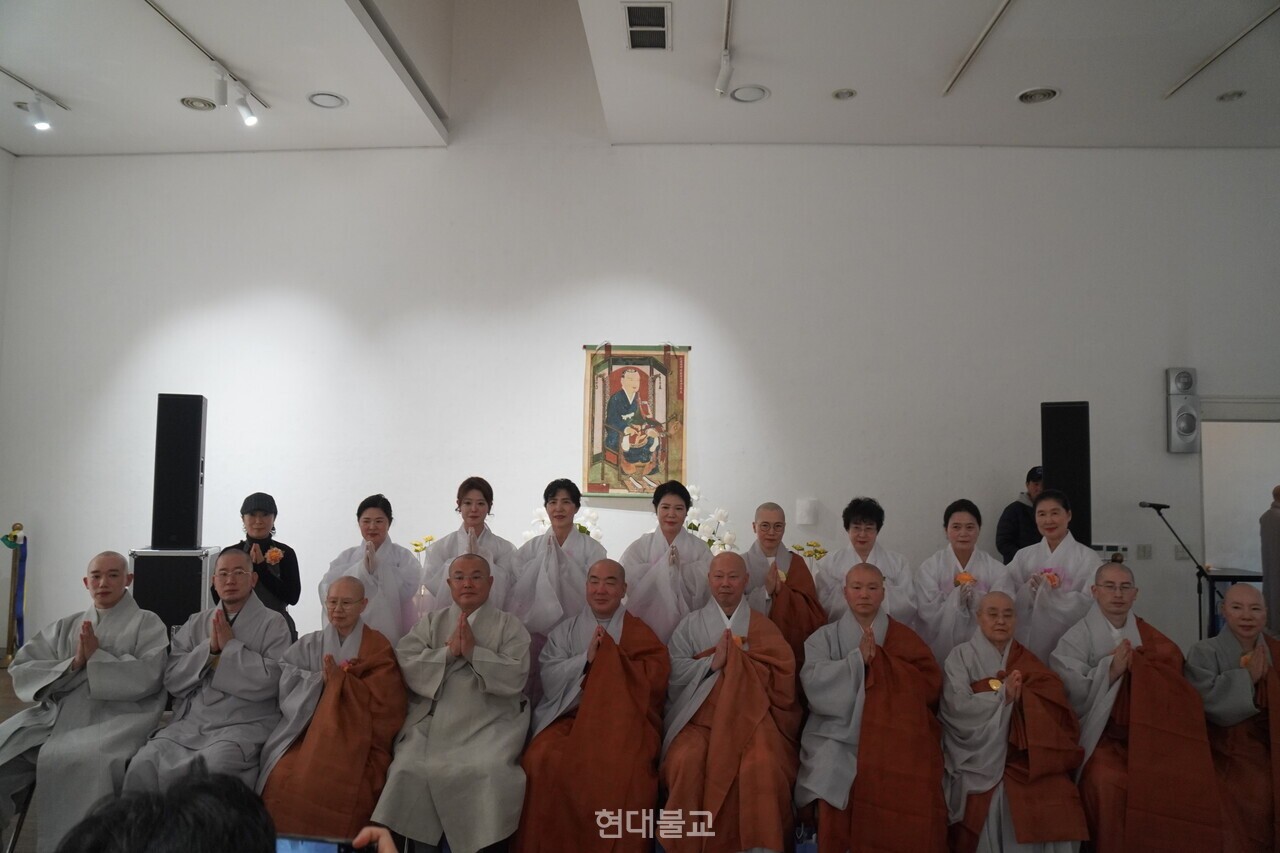 화엄사와 불교문화콘텐츠개발원은 11월 14일 서울 인사동 토포하우스에서 의상 스님 탄신 1400년 기념 전시 ‘바다를 건너온 법성세계’를 개막했다.