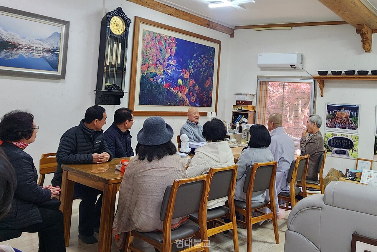 내장사에서 대우 스님과 차담을 갖는 모습.