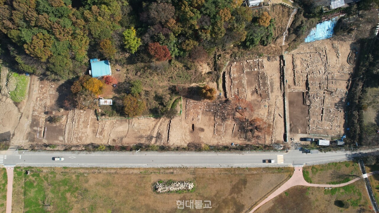 서산 보원사지에서 고려 시대 최대 규모로 추정되는 승방지가 확인됐다. 사진은 상공에서 내려다본 보원사지 12차 발굴지.