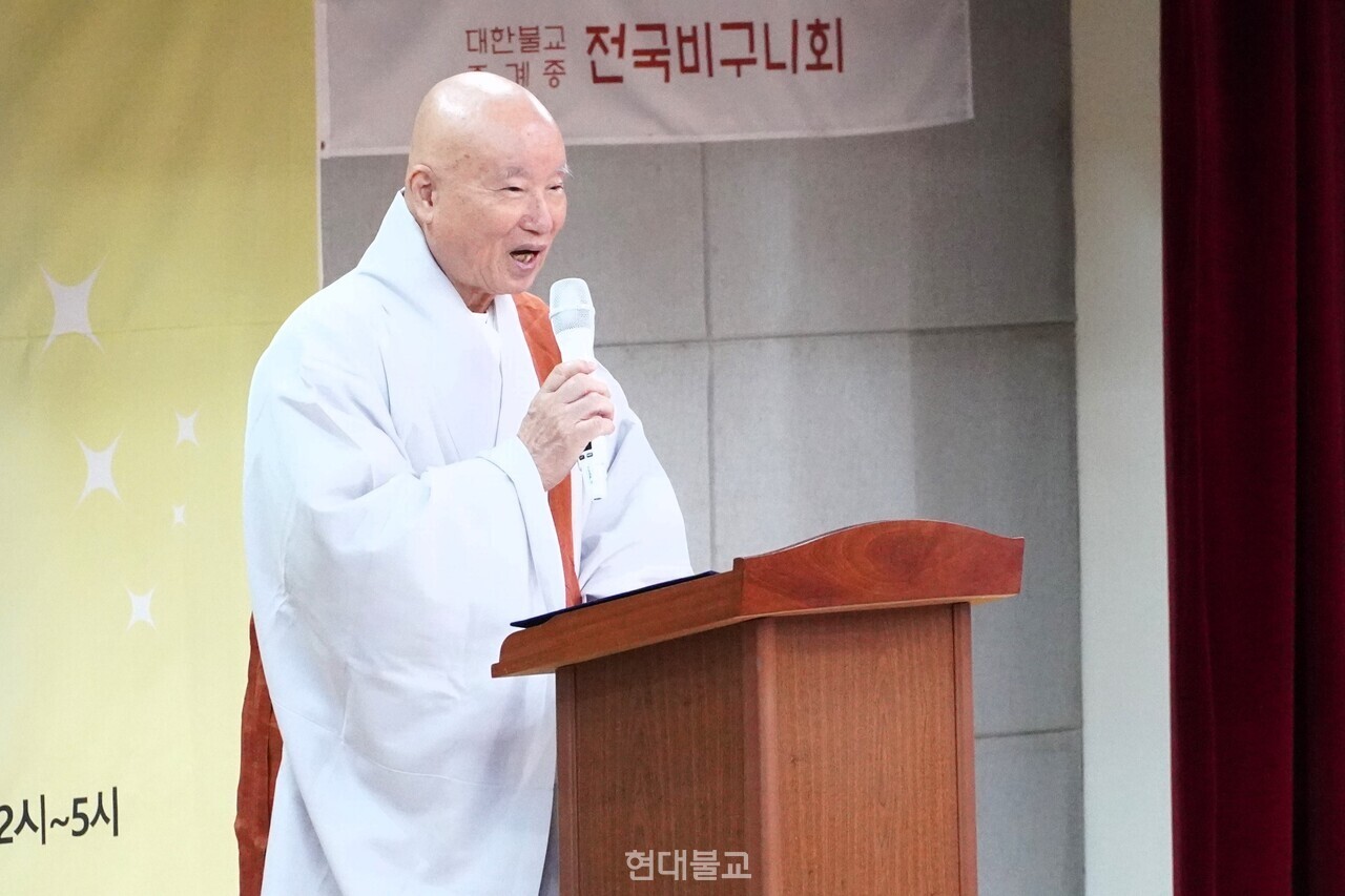 법산 스님은 해성 스님을 향해 ‘자랑스러운 제자’라고 치하했다.