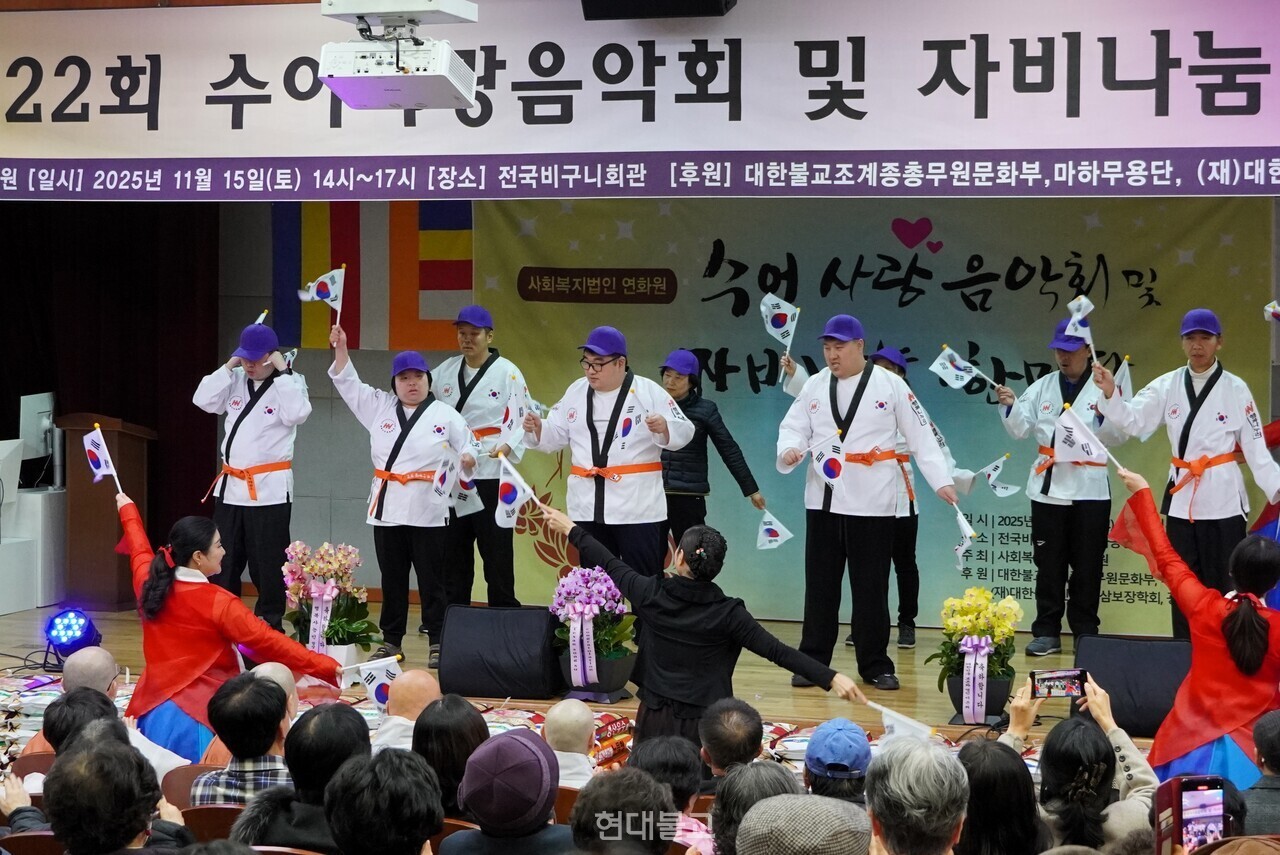 연화직업재활생과 마하무용단(단장 정현숙)이 ‘독도는 우리땅’ 공연을 펼치고 있다.