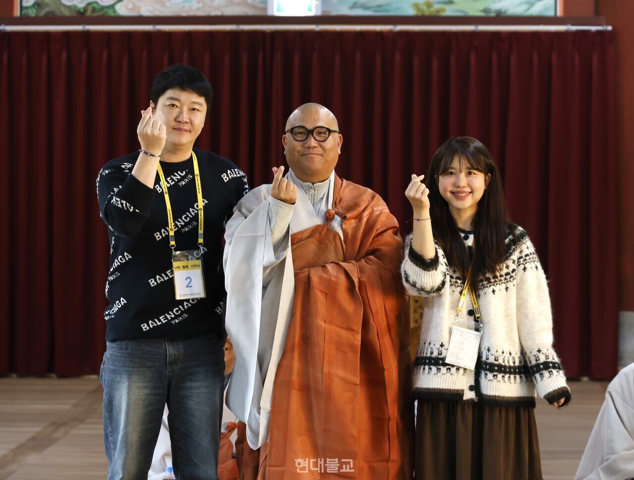 조계종사회복지재단 사무처장 덕운 스님이 참가자 대표에게 청홍실 단주를 전달했다.