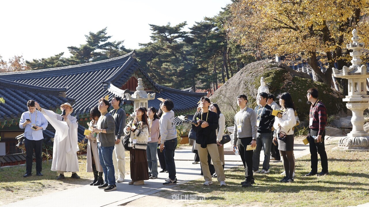 수덕사 재무국장 현중 스님의 안내로 사찰을 둘러보는 참가자들.