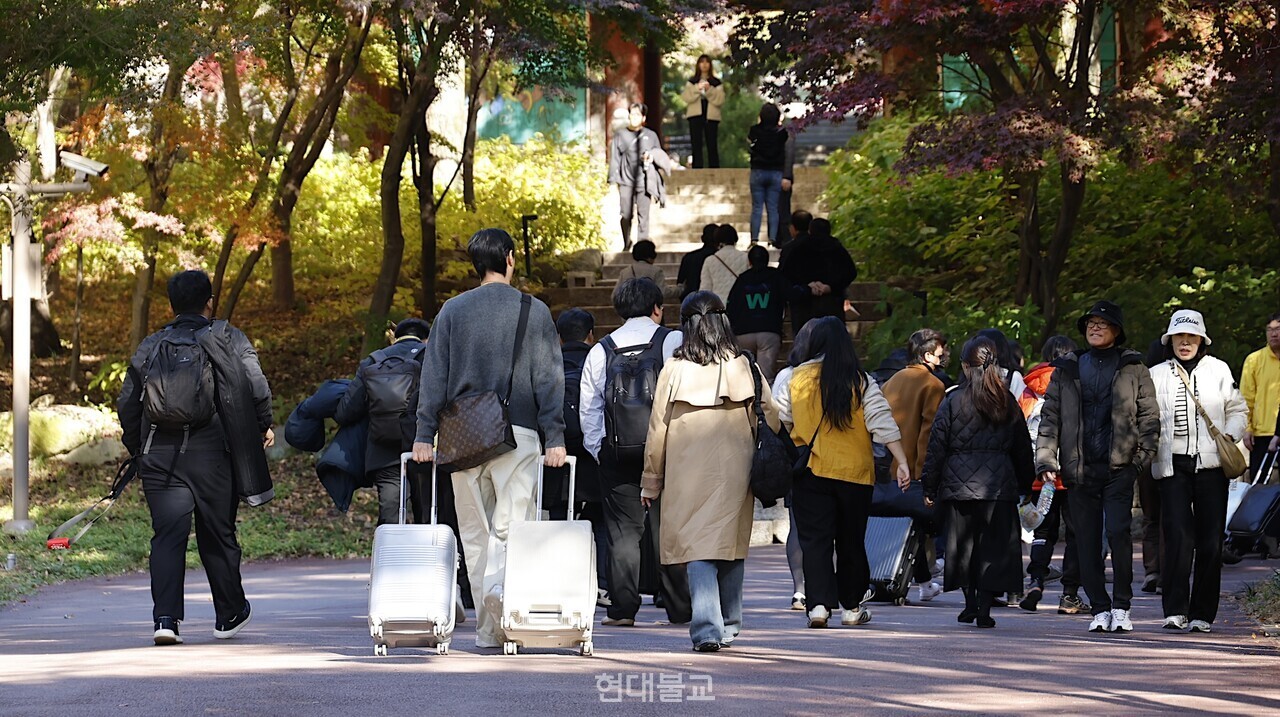 수덕사로 향하는 참가자들.