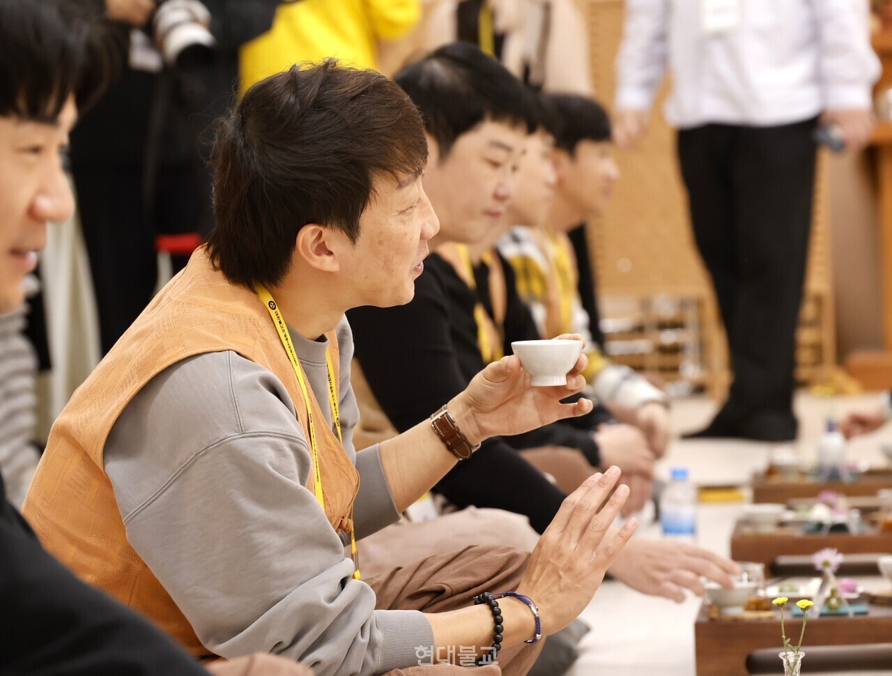 서로를 알아가는 차담 시간.