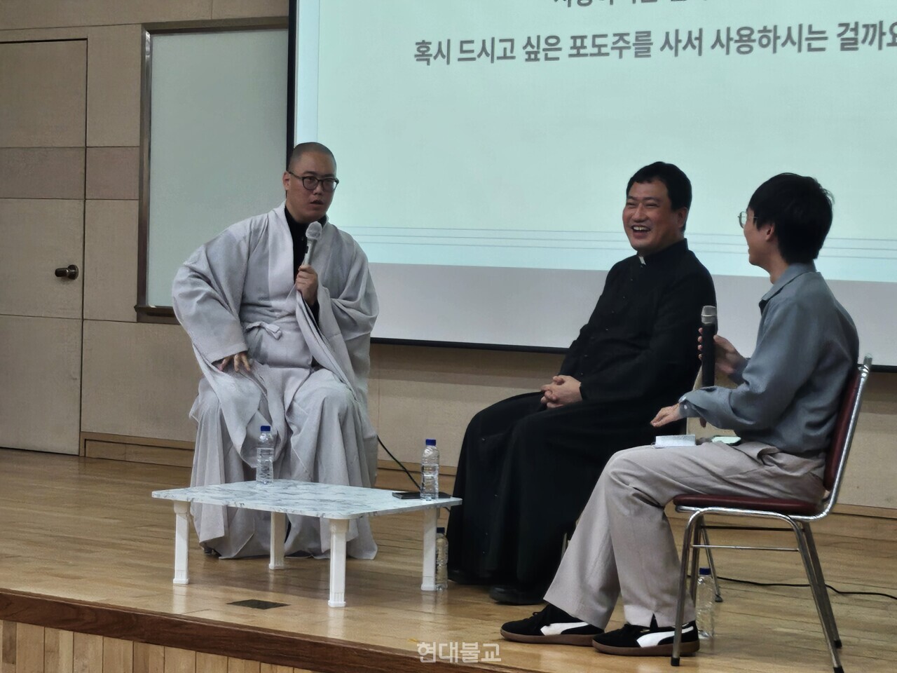 경불회 지도법사 서정 스님과 빨마 담당 알베르토 신부가 패널로 나서 토크쇼를 이끌었다.