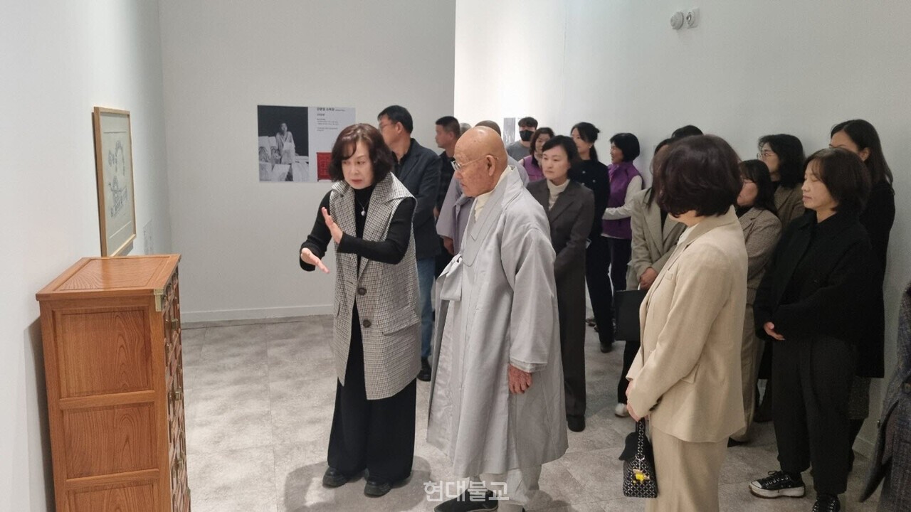 조계종 종정 성파 대종사가 11월 15일 진주전통공예비엔날레 현장을 방문해 작품을 관람하고 있다. 사진 제공=진주시