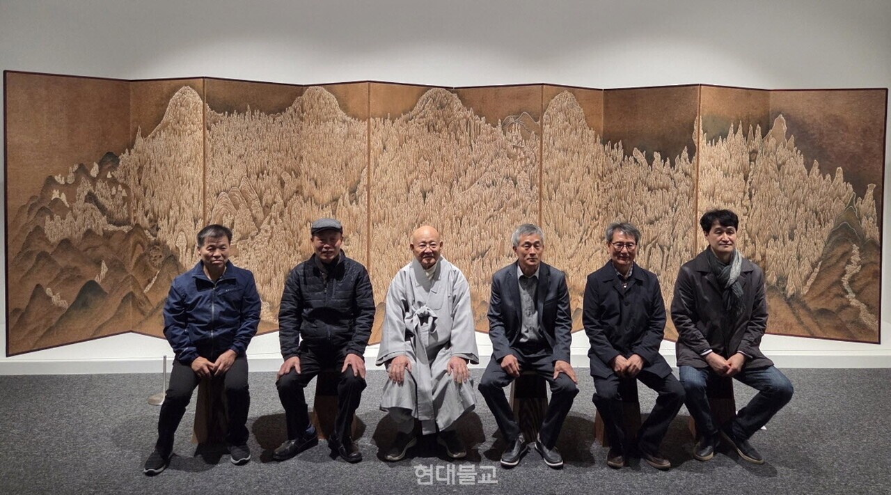 성파 스님이 자신의 작품 '금강전도'가 전시된 전시장에서 기념 촬영을 하고 있다. 사진 제공=진주시