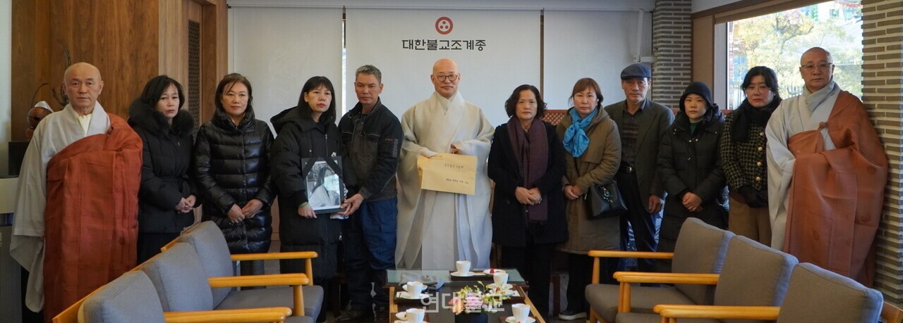 조계종 총무원장 진우 스님은 11월 18일 조계사 담소 4층 접견실에서 '산재사망 희생자 추모 위령재'에 참석한 희생자 유가족들의 예방을 받고 위로를 전했다.