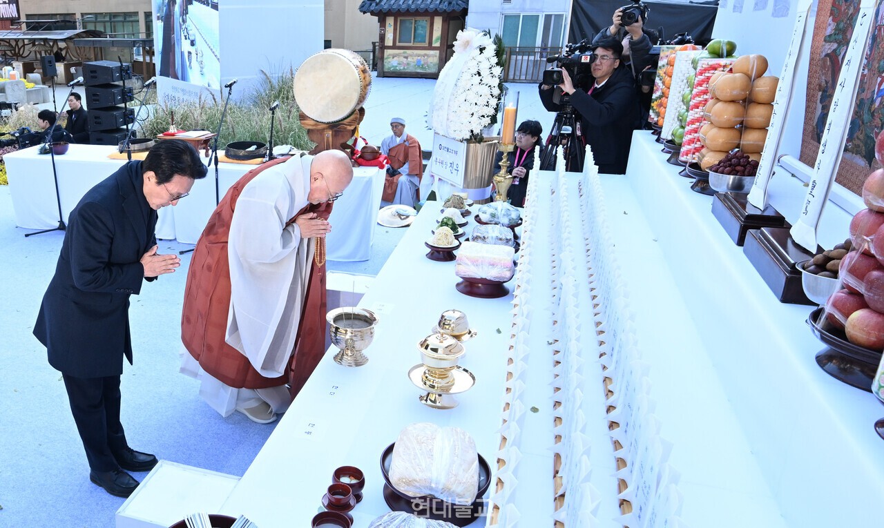 조계종은 11월 18일 서울 조계사 대웅전 앞 특설무대에서 ‘산재사망 희생자 추모 위령재’를 봉행했다. 사진은 조계종 총무원장 진우 스님과 김민석 총리의 헌향 모습. 사진=공동취재단.