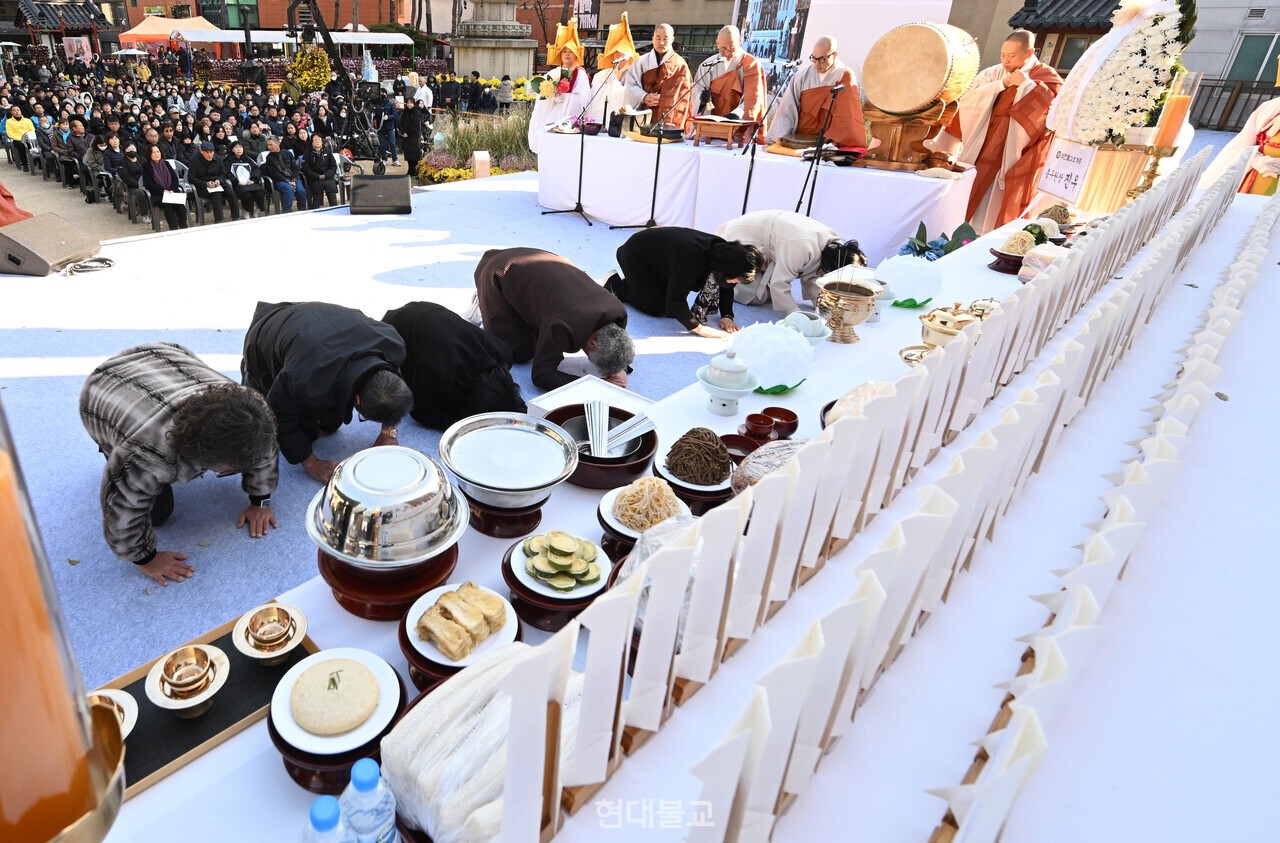희생자들의 영전에 절하는 사진=공동취재단.