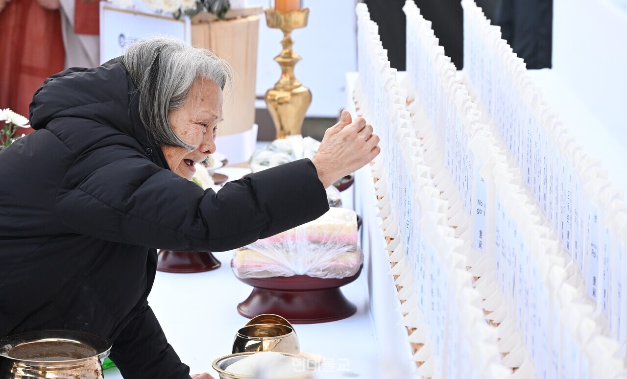 강보경 씨의 어머니 이숙련 씨가 위패를 쓰다듬고 있다. 사진=공동취재단.