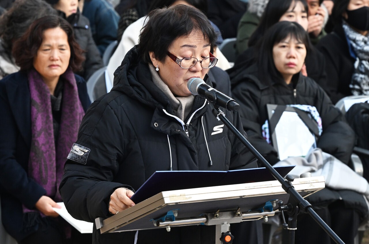 유족 대표로 발원문을 낭독하는 고 강태완 어머니 앵크 자르칼 씨. 사진=공동취재단.