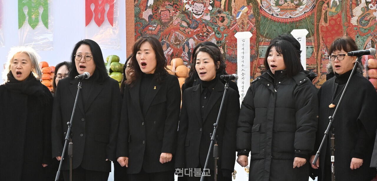 세월호 참사 희생자 부모님들의 모임인 4.16합창단의 추모 공연. 사진=공동취재단.