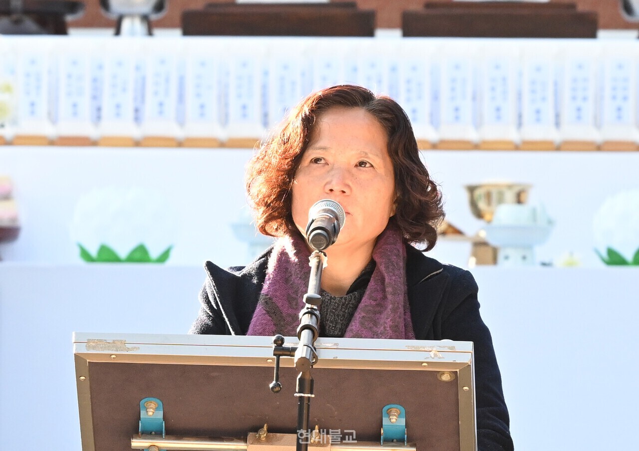 고 김용균 태안화력 노동자의 어머니 김미숙 씨가 유가족 대표로 인사하고 있다. 사진=공동취재단.