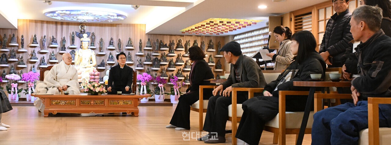 김민석 총리는 11월 18일 조계종이 서울 조계사에서 봉행한 '산재사망 희생자추모 위령재' 참석에 앞서 희생자 유가족들과 면담하고 “일하다 희생을 당한 것은 국가의 책임”이라고 말했다. 사진=공동취재단.